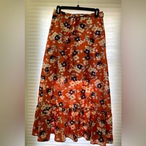 GAP maxi length skirt. Ruffle bottom detail. Fabric belt. Zipper back with clasp